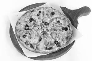 Mushroom olives pizza
