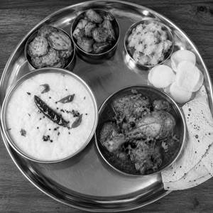 Chicken Kasa With Dahi Pakhala Round Thali