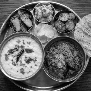 Fish Kasa With Dahi Pakhala Round Thali