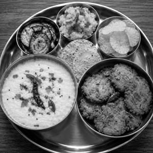 Masoom Bhaja With Dahi Pakhala Round Thali