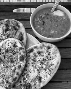 Amritsari Naan With Chana [1 Piece]