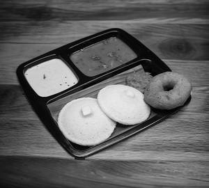 Rice Idli     [2]  Uddin Vade    [1]