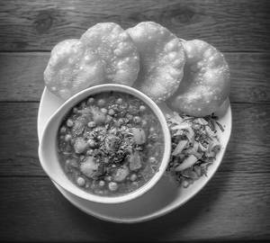 Poori with aloo matar sabji [4 poori]