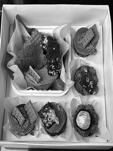 Chocolate Cupcakes N Bento Cake Hamper