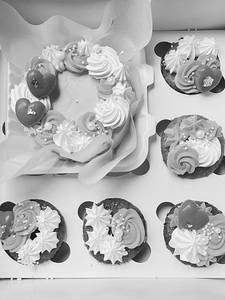 Cupcakes & Bento Cake Hamper (red Hearts )