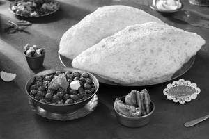Chole Bhature (2 Pc)