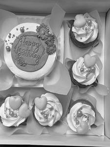 Cupcakes & Bento Cake Hamper (white Hearts )