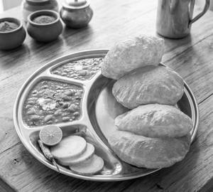 Poori aalo sabji (4 pcs)