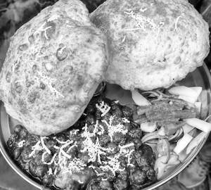 Paneer wale amritsari chole bhature