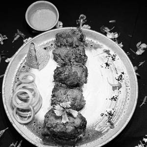 Stuffed Tandoori Soya Chaap With Peri Peri Onion & Mint Chutney