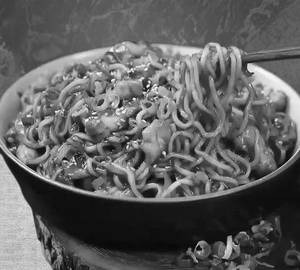 Juicy Chilli Garlic Noodles [Non Veg]