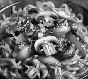 Schezwan mushroom noodles
