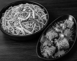 Veg Hakka Noodles with Paneer Chilli [3 Pieces]