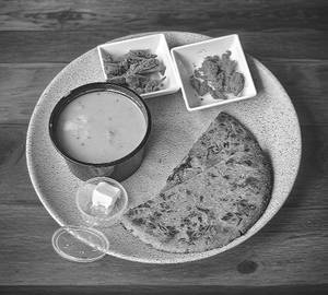 Methi Bajra Roti + Peru Saag