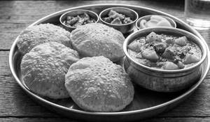 4 Bedmi Puri With Aaloo Sabzi