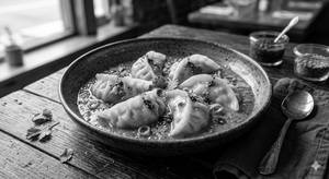 Red Gravy Veg Momos (8 Pieces)