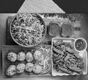 Veg momo8 pcs, spring roll and noodles