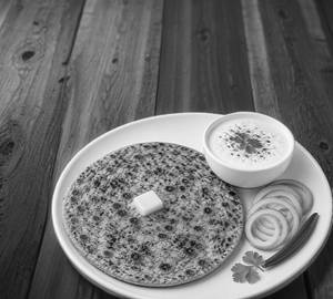 Pyaaz Paratha With Curd