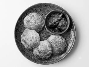 Koraisutir Kochuri 4 Pcs & Chicken Kosha 2 Pcs (Semi Gravy)