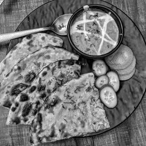 Cheese Naan With Gravy