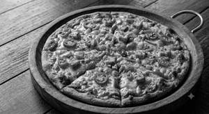 Paneer veggie delight schezwan pizza