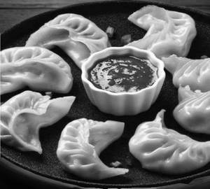 Veg Momos And Red Chilli Sauce [6 Pieces ]