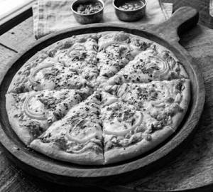 Cheese onion pizza
