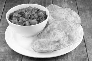 4 Luchi with Aloo Dum [250 grams]