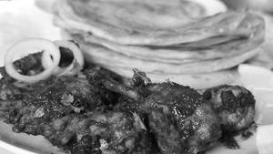 2 Laccha Paratha with Chilli Chicken [2 Pieces]