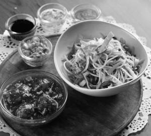 Hakka Noodles With Manchurian Gravy