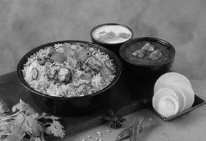 Hyderabadi Paneer Tikka Biryani With Gravy