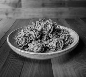 Pyaaz pakoda [12 pieces)