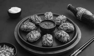 Paneer Tandoori Momos [8 Pieces] + Coke [200 Ml]