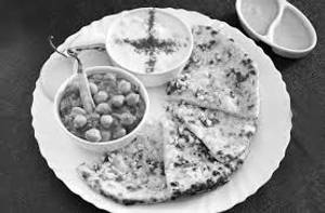 Cheese Garlic Kulcha With Chole