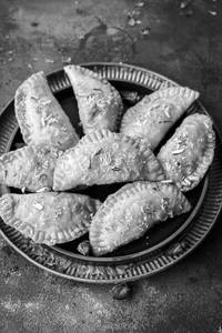 Anjeer Gujiya