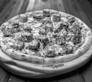 Paneer peri peri pizza
