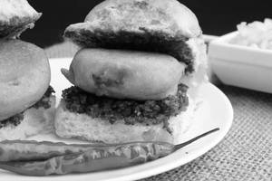 Janjhanit Vada Pav