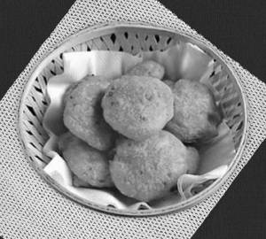 Aloo Bajji (4 Pieces ) with Red chutney 