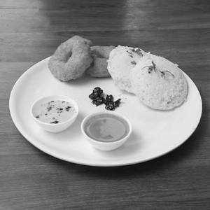Idli With Vada