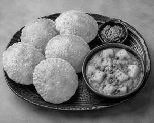 5 Puri With Aloo Sabzi