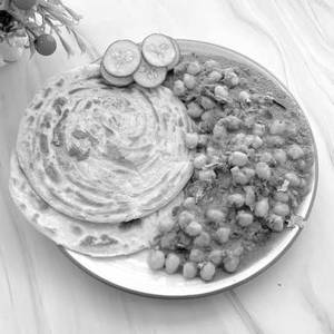 Laccha Paratha + Chole