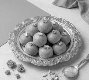 Desi Ghee Besan Laddoo (250 Gms)