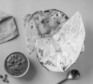 Butter Naan 1Pcs With Green Peas Masala 180ML