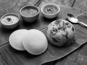Idly[2 Pieces] With Kaju Upma