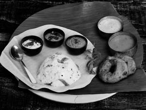 Vada [2 Pieces] And Veg Pongal