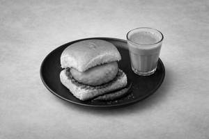 Vada Pav With Tea