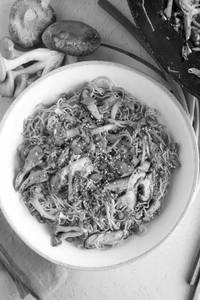 Mushroom Fried Hakka Noodles