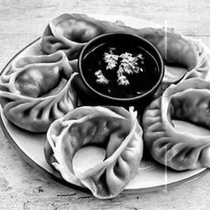 CHILLY GARLIC VEG MOMOS 