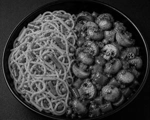 Schezwan Noodles With Chilly Mushroom