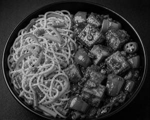 Veg Hakka Noodles With Chilly Paneer